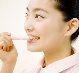 歯医者での定期的なクリーニングと患者様ご自身でのセルフケアが必要です